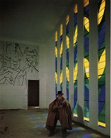 Matisse dans la chapelle, éclairé par la lunière du vitrail.